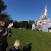 Natalia Vodianova lors de son escapade féérique à Disneyland Paris, avec ses enfants.