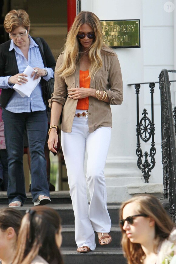 Elle Macpherson toujours aussi sublime pour aller chercher son fils Cy à l'école le 24 mai 2011 à Londres. Son ensemble est parfait !