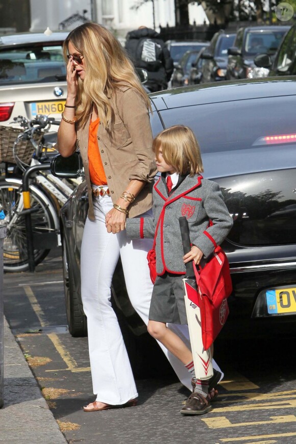 Elle Macpherson toujours aussi sublime pour aller chercher son fils Cy à l'école le 24 mai 2011 à Londres. Son ensemble est parfait !
