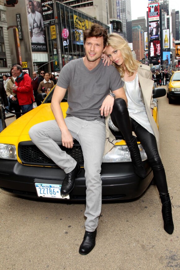 Anja Rubik et son mari le top Sasha Knezevic est le nouveau couple mode en vogue. New York, 22 avril 2011