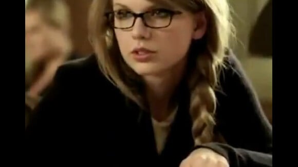 Taylor Swift : Transformée en première de la classe dans The Story of Us !