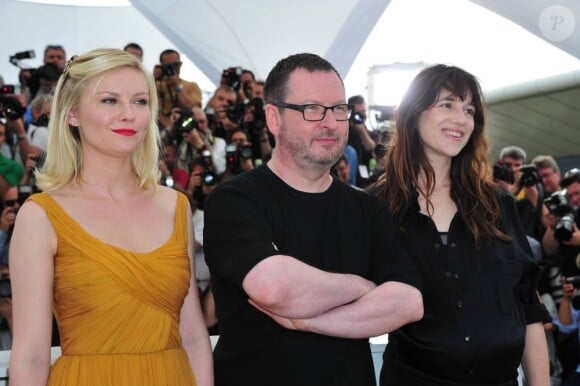 Lars von Trier à Cannes, avec Kirsten Dunst et Charlotte Gainsbourg - mai 2011