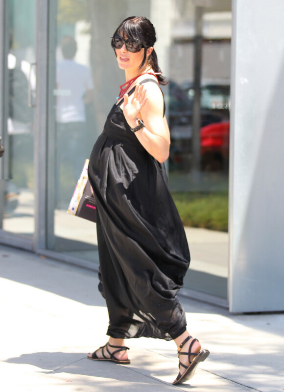 Selma Blair affiche ses rondeurs dans une robe longue noire. Vivement l'accouchement ! West Hollywood, 25 mai 2011