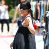 Selma Blair affiche sa grossesse dans une robe longue noire. West Hollywood, 25 mai 2011
