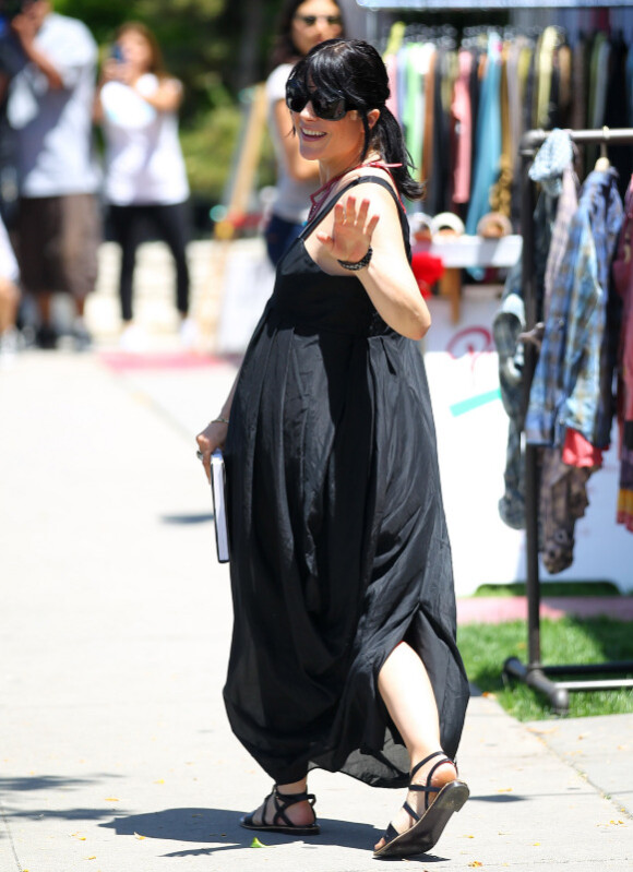 Selma Blair affiche sa grossesse dans une robe longue noire. West Hollywood, 25 mai 2011