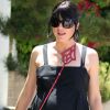 Selma Blair affiche sa grossesse dans une robe longue noire avec son sac bandoulière Miu Miu. West Hollywood, 25 mai 2011