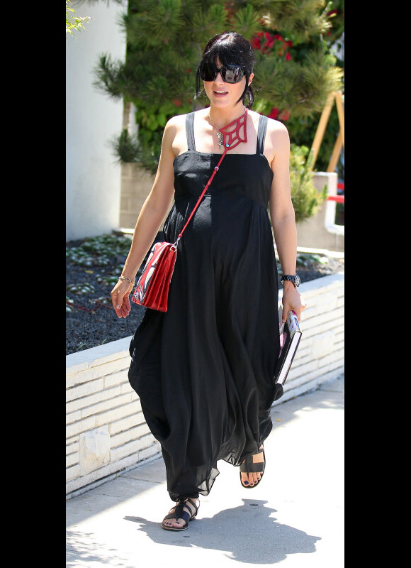 Selma Blair affiche sa grossesse dans une robe longue noire avec son sac bandoulière Miu Miu. West Hollywood, 25 mai 2011