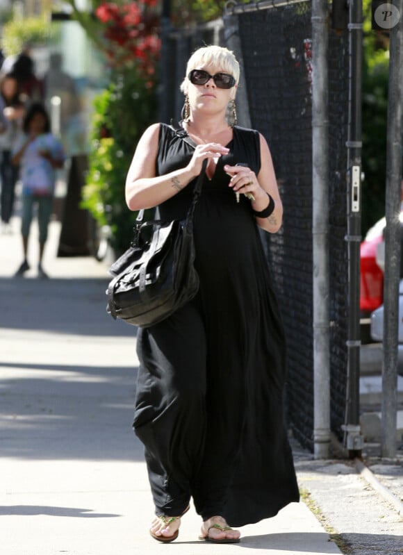 Très enceinte, Pink opte pour une robe longue noire. Côté look, la chanteuse ne fait toujours aucun effort... Los Angeles, 25 mai 2011
