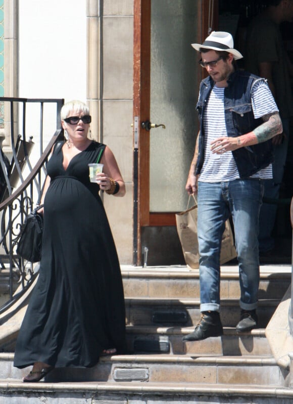 Très enceinte, Pink a passé une après-midi avec son ami le rockeur Butch Walker. Los Angeles, 25 mai 2011