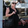 Très enceinte, Pink opte pour une robe longue noire. Los Angeles, 25 mai 2011