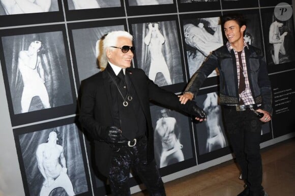 Baptiste Giabiconi est la muse de Karl Lagerfeld... On comprend pourquoi ! Paris, 14 septembre 2010