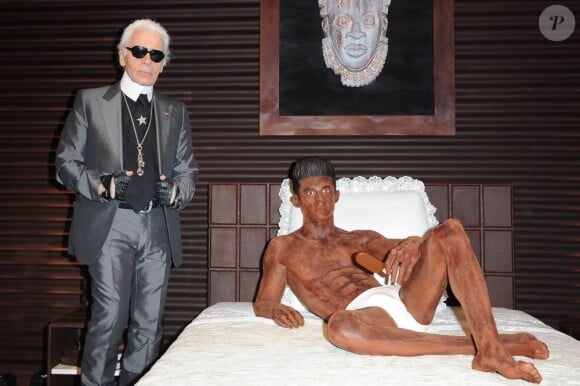 Karl Lagerfeld a réalisé la publicité Magnum avec sa muse, Baptiste Giabiconi. Karl pose ici avec sa sculpture en chocolat... Craquant ! Paris, 29 avril 2011