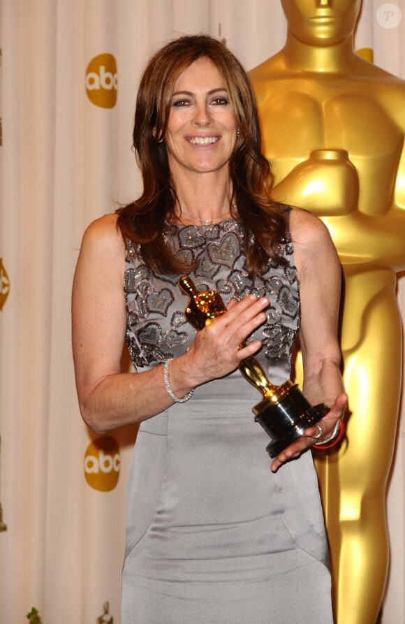 Kathryn Bigelow reoit son oscar de la meilleure réalisatrice, à Los Angeles, le 7 mars 2010.