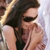 Shiloh cachée par Angelina Jolie le 20 octobre 2006 en Inde. Elle n'a que quelques mois.