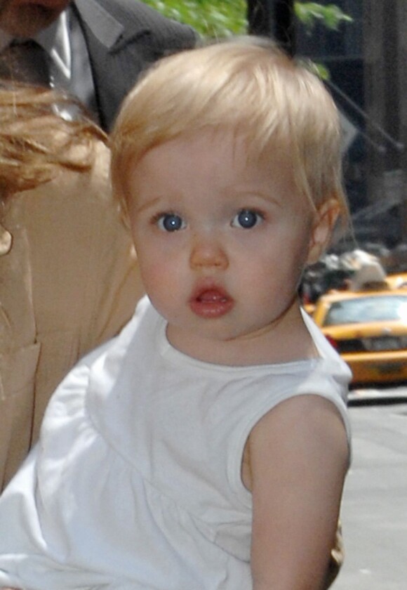 Shiloh et ses magnifiques yeux bleus dans les bras de maman le 16 juin 2007 dans New York