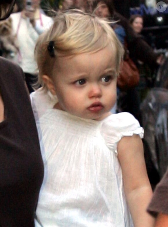 Shiloh et sa barette le 30 septembre 2007 à New York. Quel mignon minois !