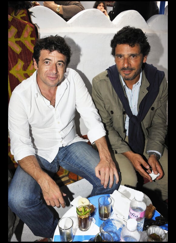 Patrick Bruel et Pascal Elbé au cours du voyage du Jasmin, en Tunisie le 8 mai 2011.