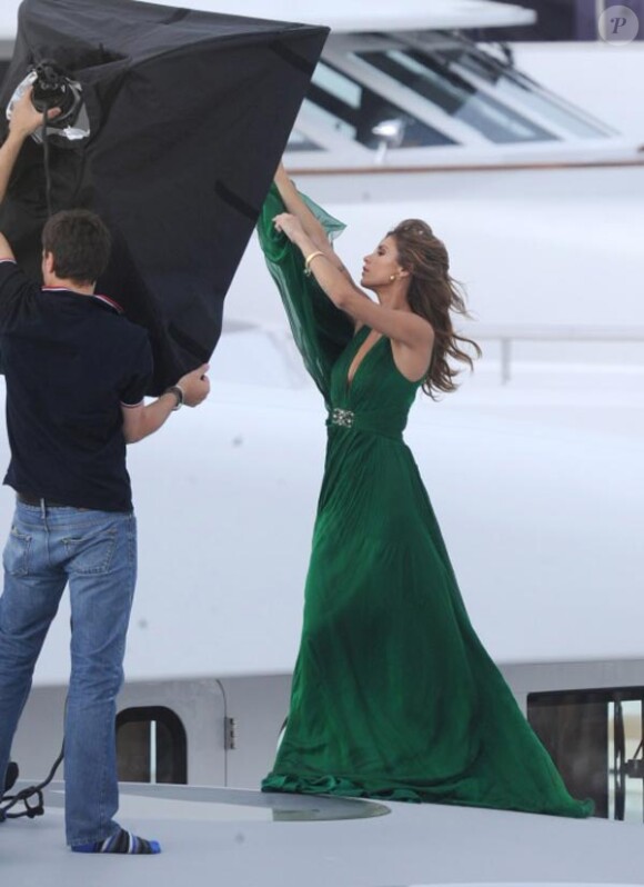 Elisabetta Canalis en shooting sur le yacht de Roberto Cavalli, au large de la Croisette, lors du 64e Festival de Cannes, le 18 mai 2011.