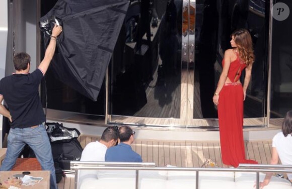 Elisabetta Canalis en shooting sur le yacht de Roberto Cavalli, au large de la Croisette, lors du 64e Festival de Cannes, le 18 mai 2011.