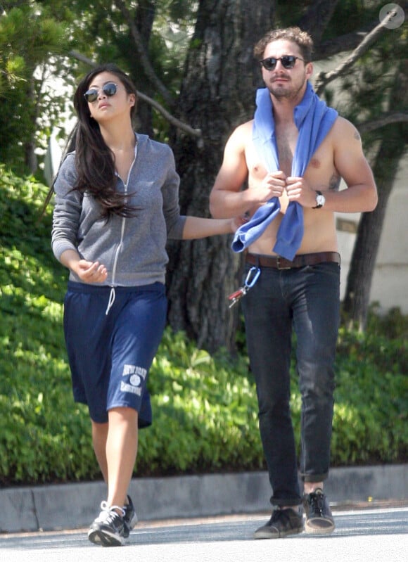 Shia LaBeouf avec sa petite-amie Karolyn Pho à Los Angeles le 20 mai 2011 : il s'affiche torse-nu