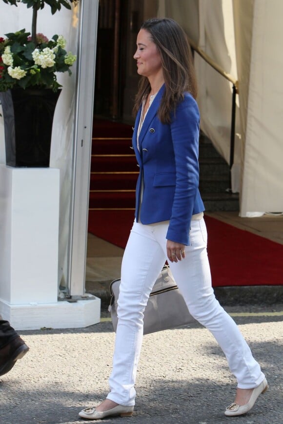 Pippa Middleton au lendemain du mariage de sa soeur en look marin revisité. Le 30 avril 2011