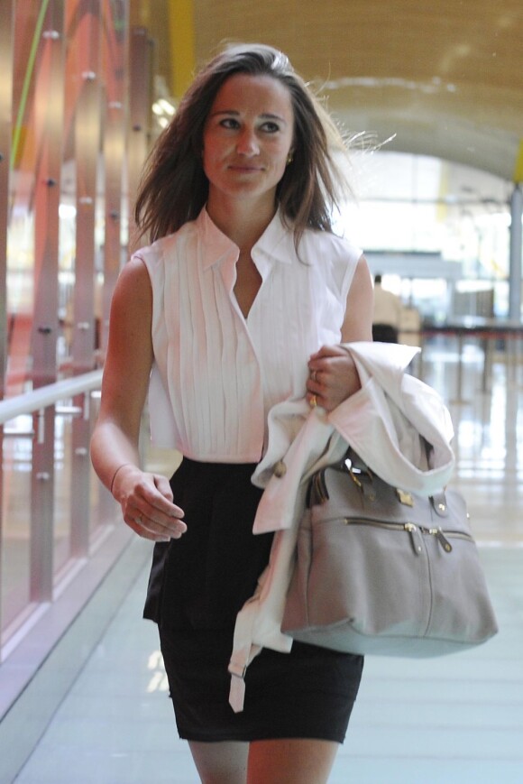 Pippa Middleton en mode working girl avec son sac Modalu en gris