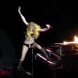 Lady Gaga est tombée de son piano pendant son concert en avril 2010 à Houston. 