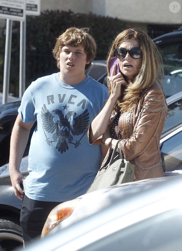 Maria Shriver et son fils Christopher à Brentwood, Los Angeles, le 31 mai 2011.