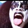 Nick Cannon en chanteur de Kiss dans son clip Famous