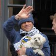 Robbie Williams devant son hôtel de Manchester avec son petit chien, le 5 jun 2011.