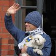 Robbie Williams devant son hôtel de Manchester avec son petit chien, le 5 jun 2011.
