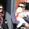 Robbie Williams et sa femme Ayda Field, sortent de leur hôtel à Manchester, avec deux bichons dans les bras, le 6 juin 2011