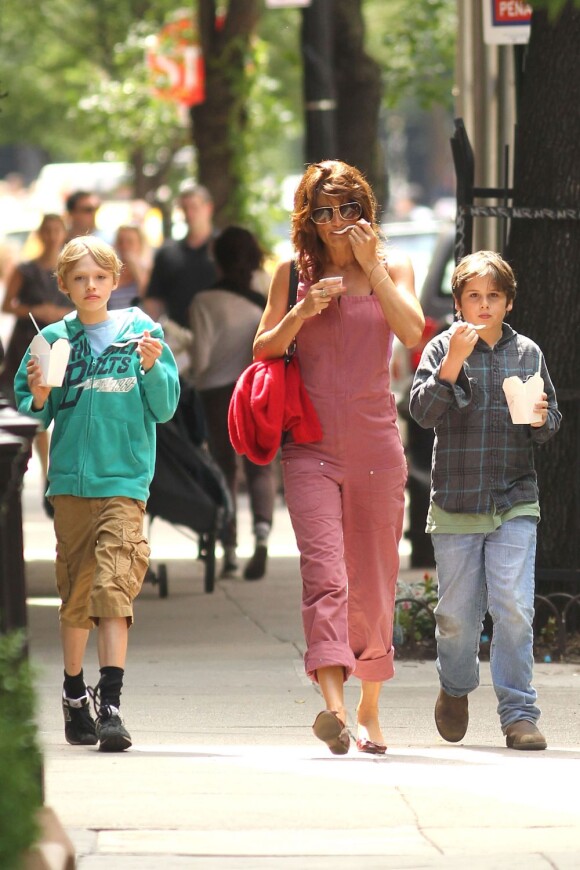 La superbe Helena Christensen en compagnie de son fils Mingus, en shopping dans le quartier de West Village, à New York, le 4 juin 2011.