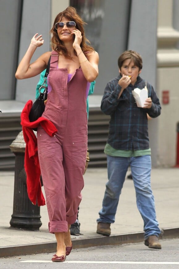 La sublime Helena Christensen en compagnie de son fils Mingus, en shopping dans le quartier de West Village, à New York, le 4 juin 2011.