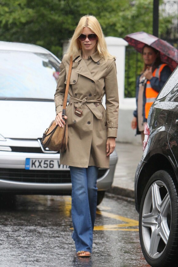 Claudia Schiffer à la sortie de l'école de ses enfants le 6 juin à Londres dans un parfait look