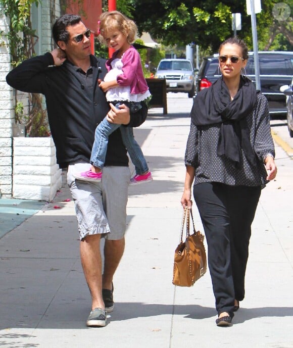 Cash Warren a emmené ses deux femmes, Jessica Alba et leur fille Honor, à l'université de Yale où la famille à retrouvé Jessica Simpson et son fiancé. Los Angeles, 29 mai 2011