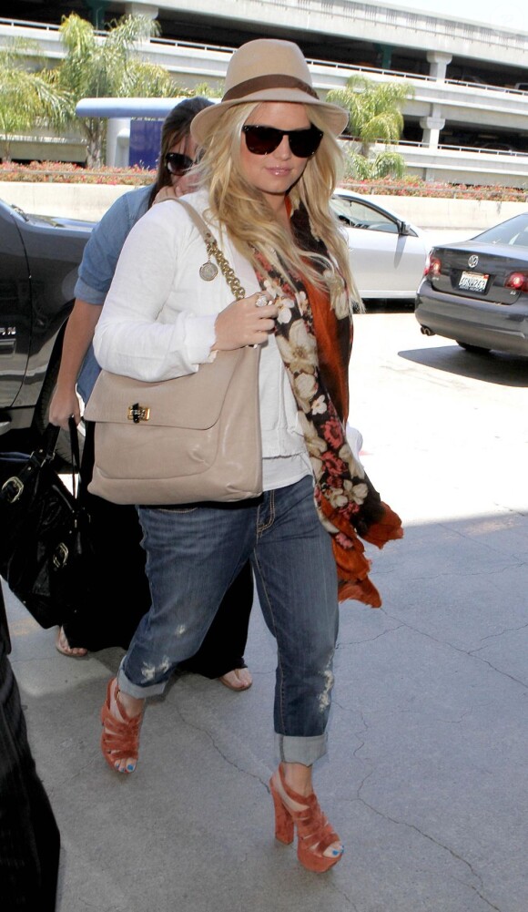 Jessica Simpson s'envole pour New York pour passer le week end à l'université de Yale avec son fiancé et la famille de Jessica Alba. Los Angeles, 31 mai 2011