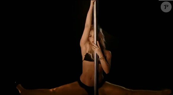 Shakira n'hésite pas à changer de look pour le clip de Rabiosa, jouant les allumeuses en brunette, cheveux au carré. Mais c'est en blonde plantureuse qu'elle s'illustre au pole-dance...
