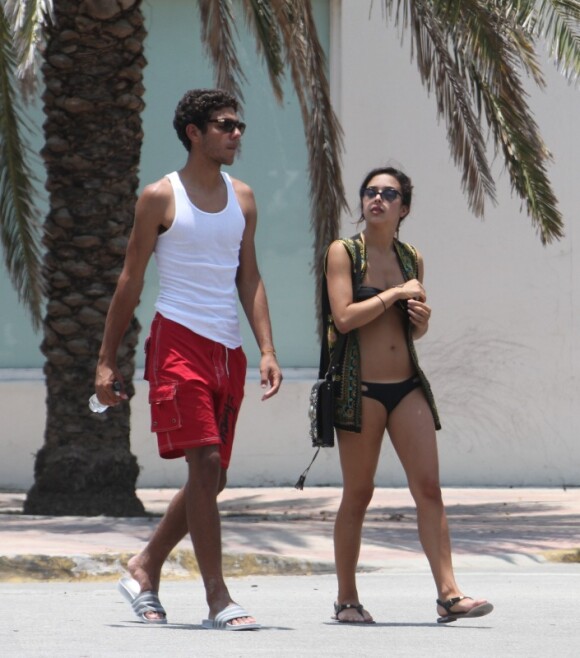 Noah Becker et son amie Rafaella sur la plage de Miami le 7 juin 2011