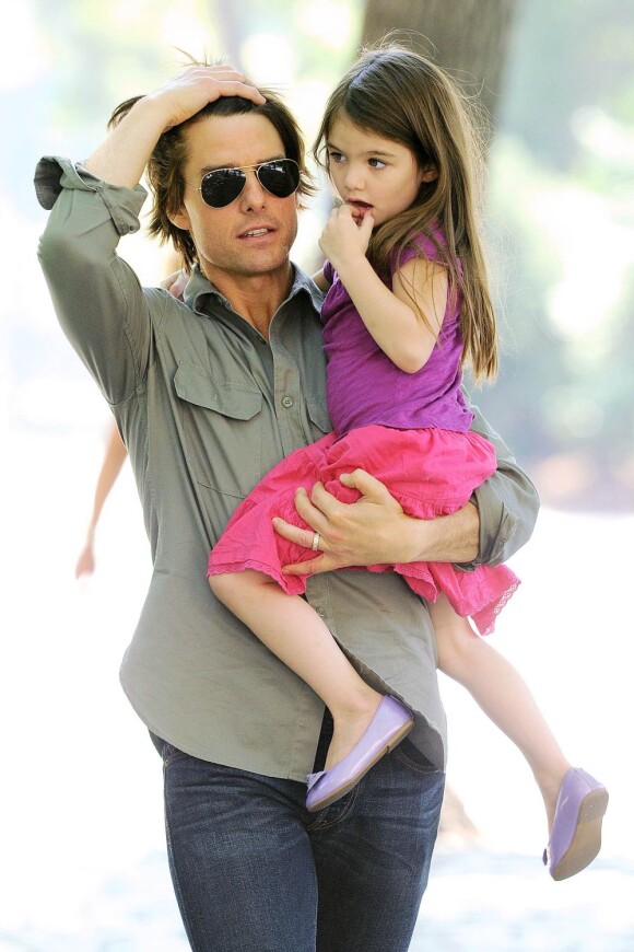 Suri Cruise est une petite capricieuse. Ses parents Tom Cruise et Katie Holmes lui autorisent de faire ce qu'elle veut. New York, 9 juin 2010