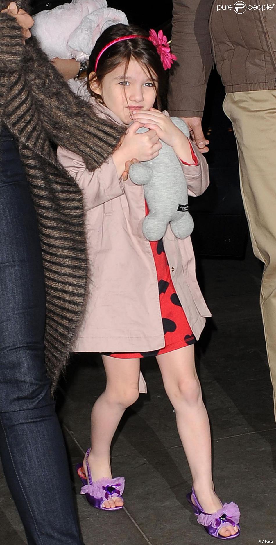 Katie Holmes Fait Des Commandes Speciales Aux Chausseurs De Renoms Comme Louboutin Ou Marc Jacobs Pour Que Suri Cruise Possede Des Chaussures Uniques New York Purepeople