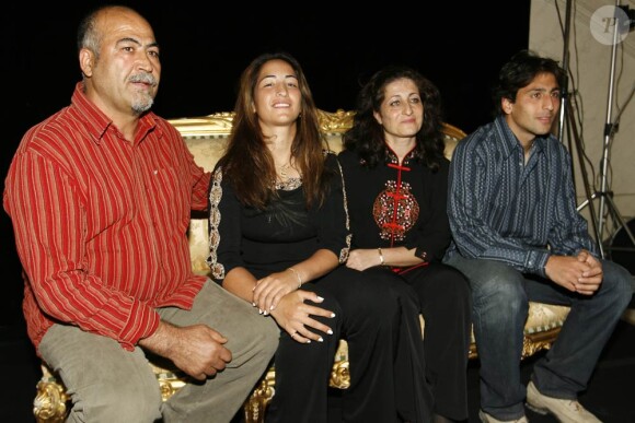 Aravane Rezaï (photo : en 2007 à Paris, avec sa famille, unie...), 24 ans, qui a coupé les ponts avec sa famille début 2011, a décidé de porter plainte pour extorsion de fonds début juin contre son père Arsalan, qu'elle accuse également de violences.