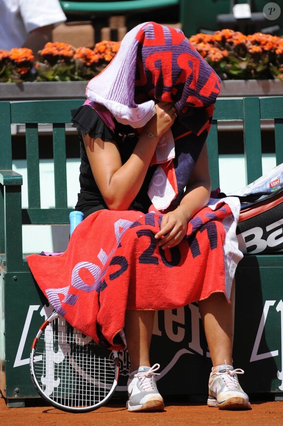 Aravane Rezaï (photo : en larmes après sa défaite au 1er tour de Roland-Garros 2011, en pleine tourmente), 24 ans, a décidé de porter plainte pour extorsion de fonds début juin contre son père Arsalan, qu'elle accuse également de violences.