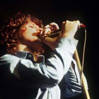 Un fan parisien de Jim Morrison déclenche la colère des Doors !