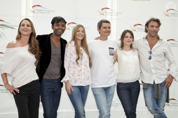 Toute l'équipe des Mystères de l'amour pose sur le tapis rouge lors du 51ème festival de la télévision de Monte-Carlo, jeudi 9 juin 2011.