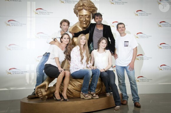 Toute l'équipe des Mystères de l'amour est réunie sur le tapis rouge lors du 51ème festival de la télévision de Monte-Carlo, jeudi 9 juin 2011.