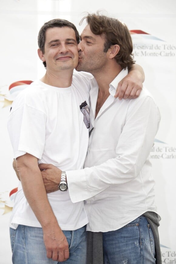Patrick Puydebat et son copain Philippe Vasseur pose sur le tapis rouge lors du 51ème festival de la télévision de Monte-Carlo, jeudi 9 juin 2011.