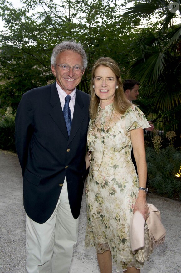 Pour sa troisième édition, la soirée de gala annuelle de la marque Longines, donnée samedi 4 juin 2011 en marge de Roland-Garros, récompensait Jim Courier. Nelson Monfort prenait part à la soirée, avec son épouse.