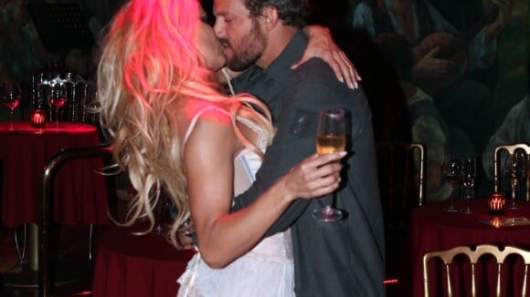 Pamela Anderson, très sexy, dans un tango d'amour passionné avec son homme