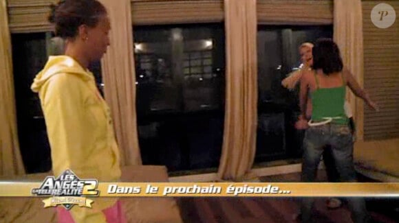 Amélie veut en venir aux mains avec Julie dans la bande-annonce des Anges de la télé-réalité : Miami Dreams du 13 juin 2011